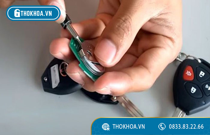 18 Cách thay Pin chìa khóa ô tô Ford KIA Toyota Mazda BMW Mercedes
